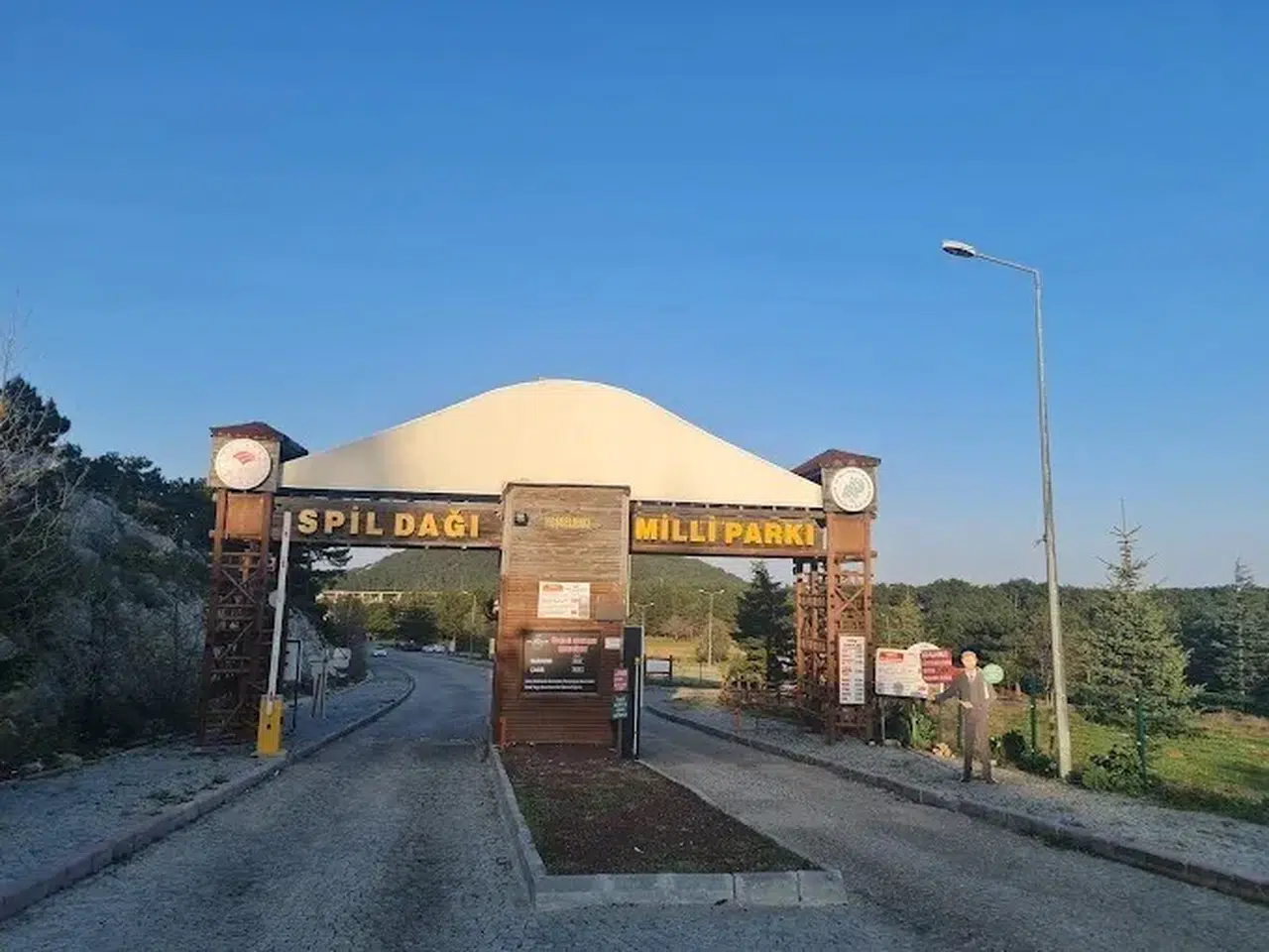 Spil Dağı’nda hafta sonu piknikçilerine fırtına engeli: Ateş yakmak yasaklandı