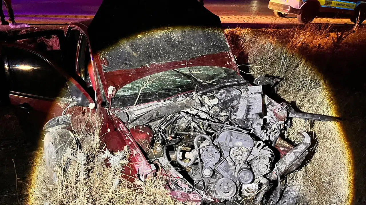 Kula’da gece yarısı dehşeti: Otomobil şarampole uçtu, 3 genç yaralandı