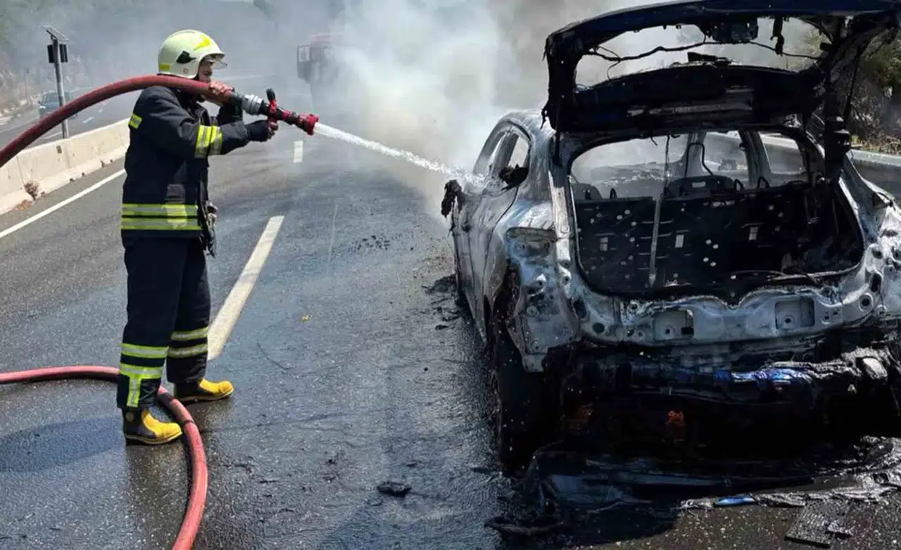 Sakartepe rampasında korku dolu anlar: Seyir halindeki otomobil küle döndü