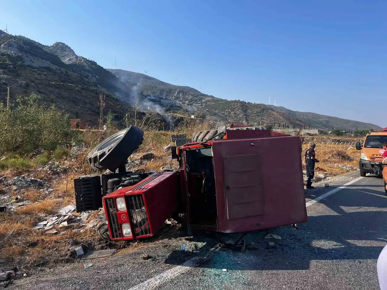 Söke'de tarım aracı şarampole yuvarlandı: Sürücü hastanelik oldu