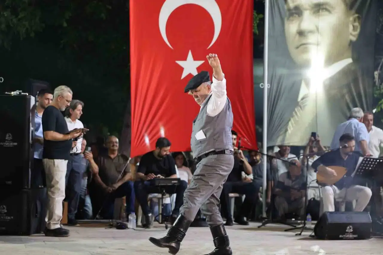 Tavas’ta zeybek rüzgarı: Kültürel miras meşalelerle selamlandı