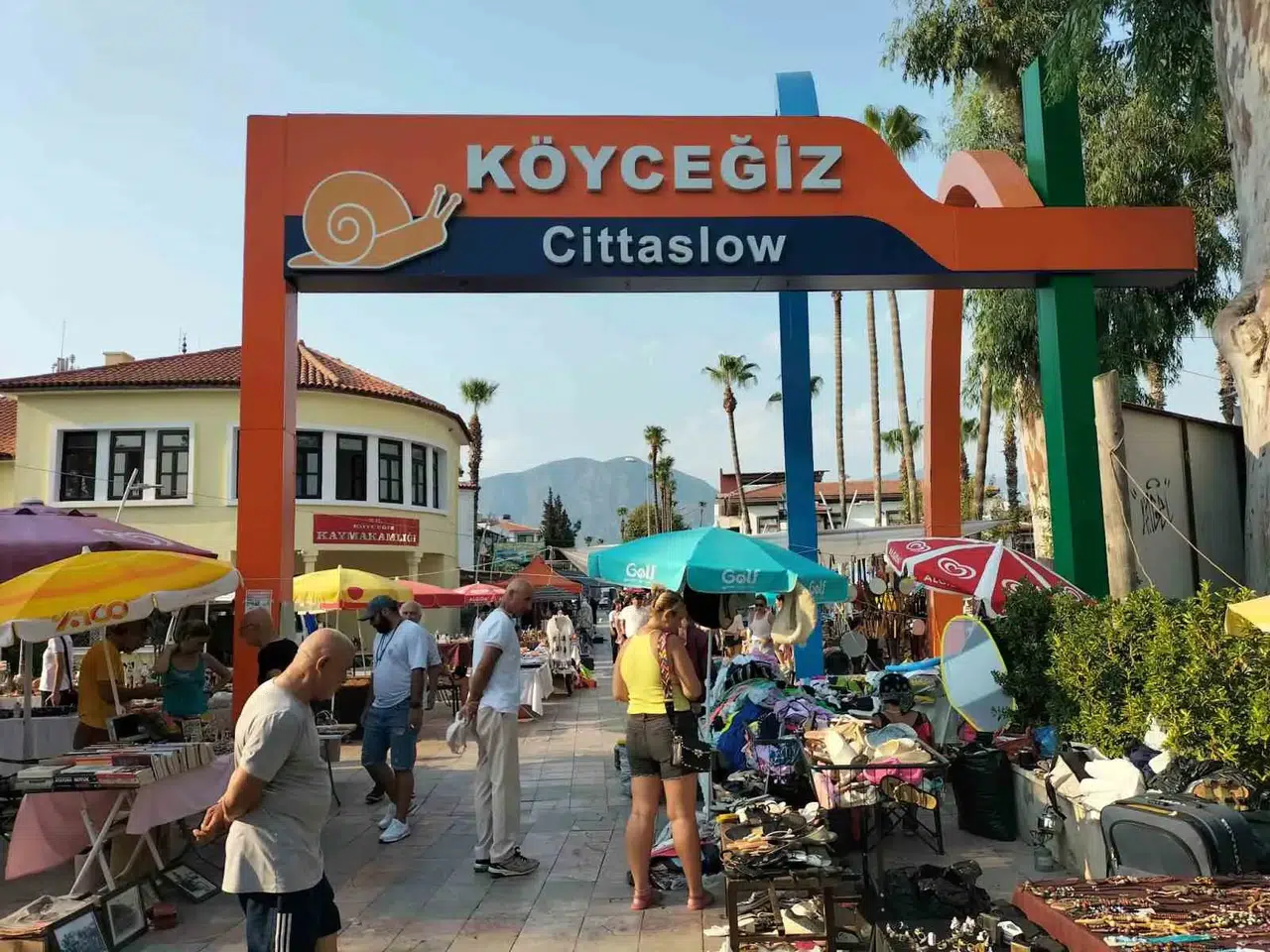 Köyceğiz'de Pazar Esnafı Kavurucu Sıcaklarla Mücadele Ediyor: Tezgahlar Boş Kaldı