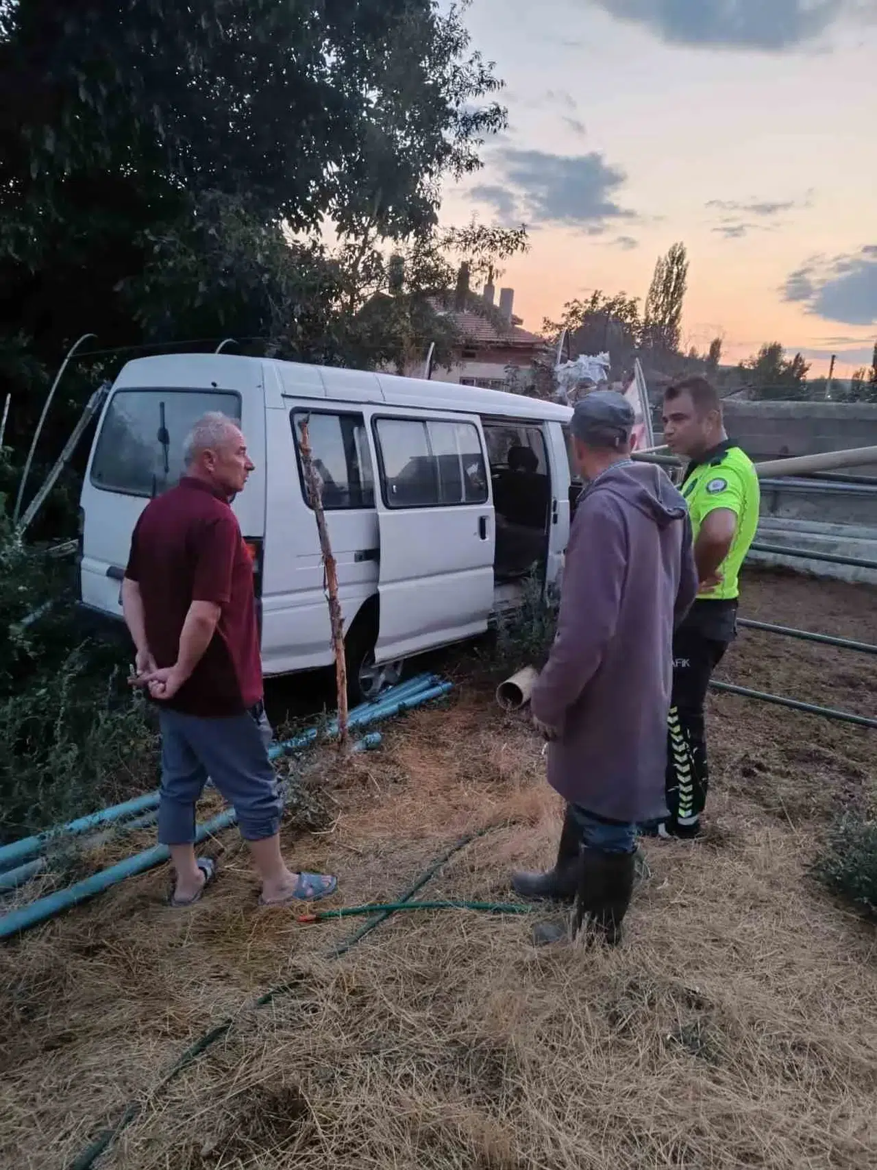Bahçeye dalan minibüs alev aldı: Ev sahiplerinin soğukkanlı müdahalesi faciayı önledi