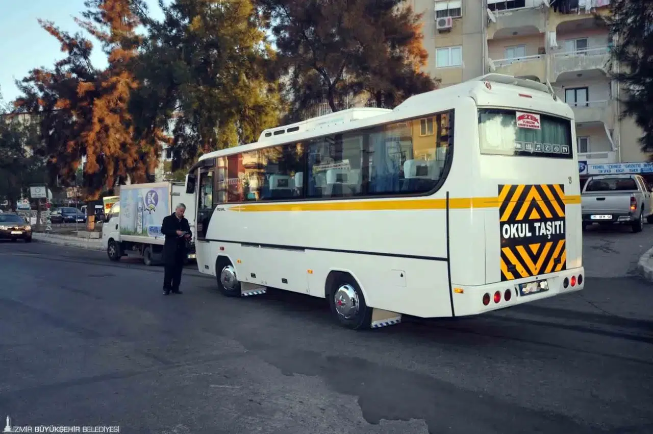 İzmir ulaşımında yeni dönem: 400 servis plakası için düğmeye basıldı