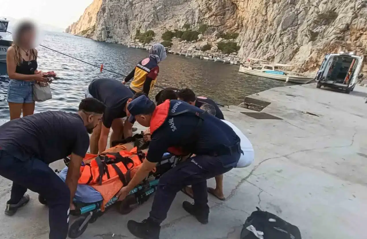 Marmaris’te Özel Teknede Yaralanan Kişi, Sahil Güvenlik Botuyla Denizden Tahliye Edildi