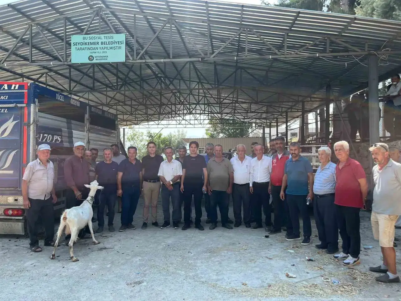 Seydikemer’de yangınzede üreticilerin yüzü gülüyor: 114 küçükbaş hayvan teslim edildi