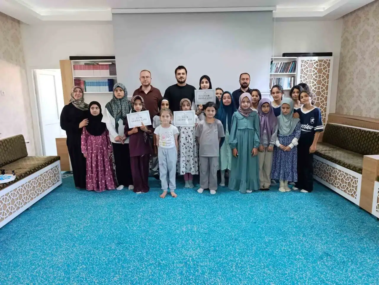 Emirdağ'da Yaz Kursu Öğrencilerinden Renkli Turnuva: Hava Hokeyinde Kıyasıya Rekabet