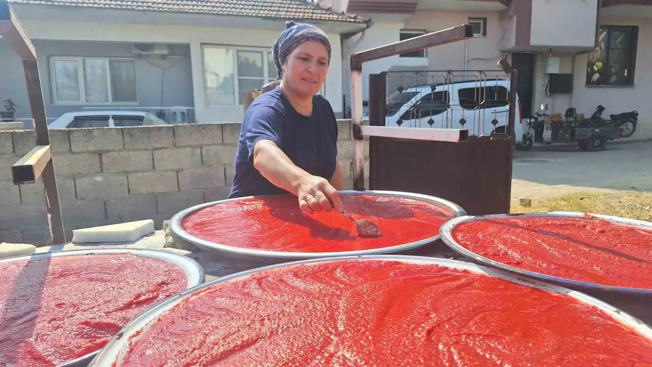 Sarıgöl'de güneşin bereketi kavanozlara giriyor: İmece usulü kış hazırlığı