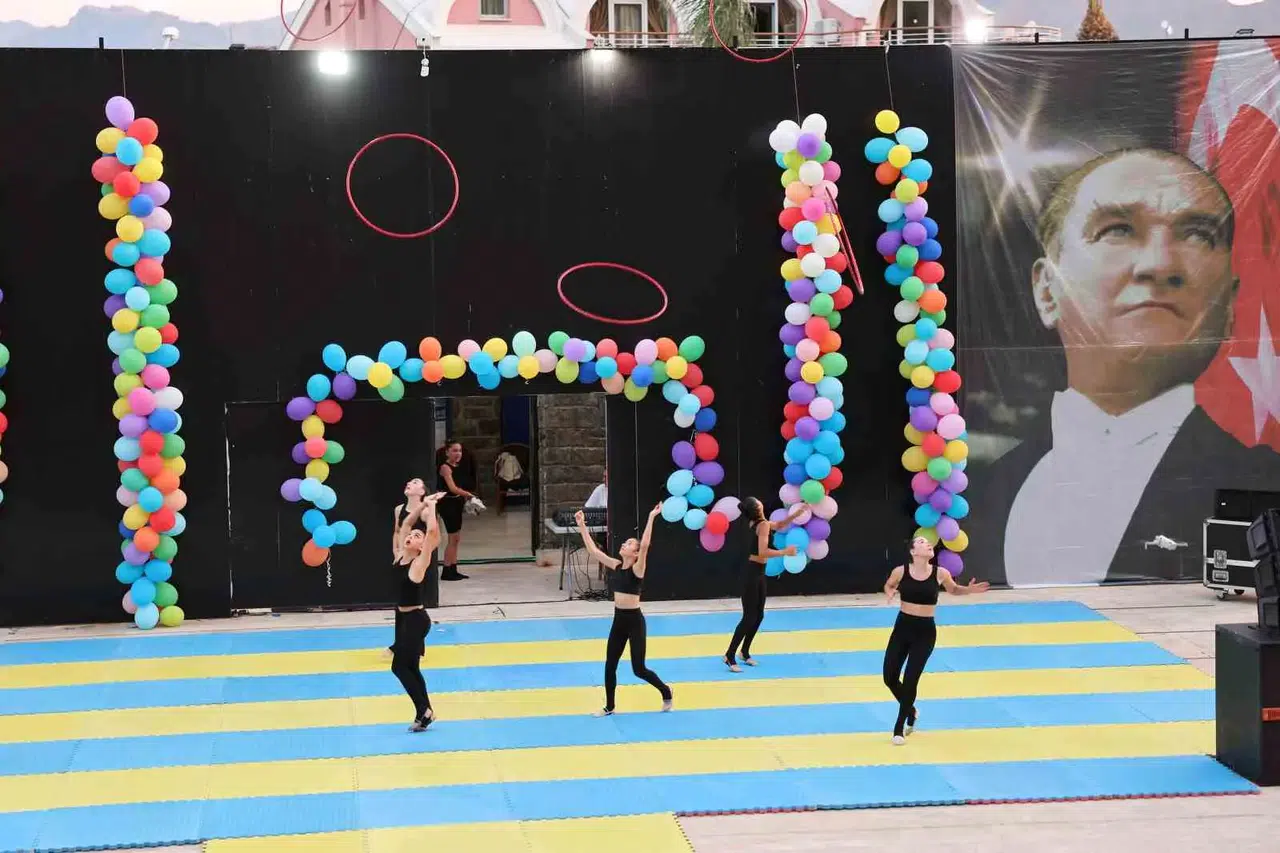 Sahne Tozu ve Spor Teri Bir Arada: Marmaris’te Yaz Kursları Coşkulu Finalle Kapandı