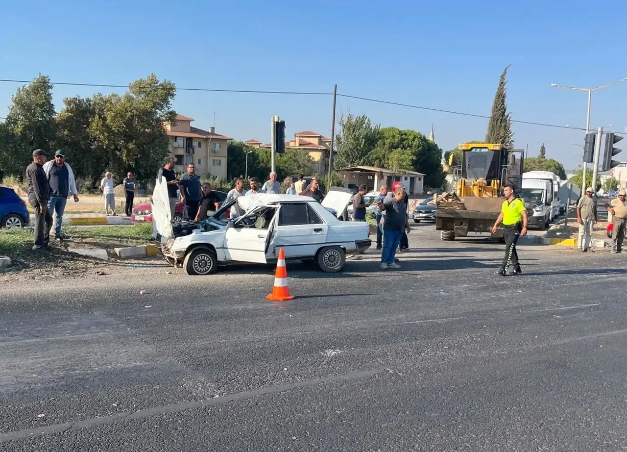 Salihli'de Işıklı Kavşakta Feci Çarpışma: Motosiklet ve Otomobil Kafa Kafaya Geldi, 2 Kişi Hayati Tehlikeyle Hastaneye Kaldırıldı