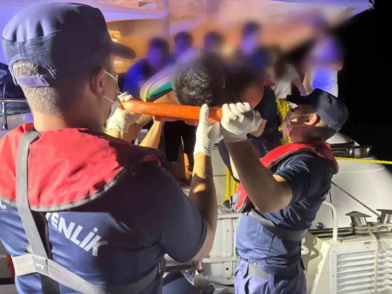Mavi sularda acil durum: Teknedeki hastayı Sahil Güvenlik kurtardı