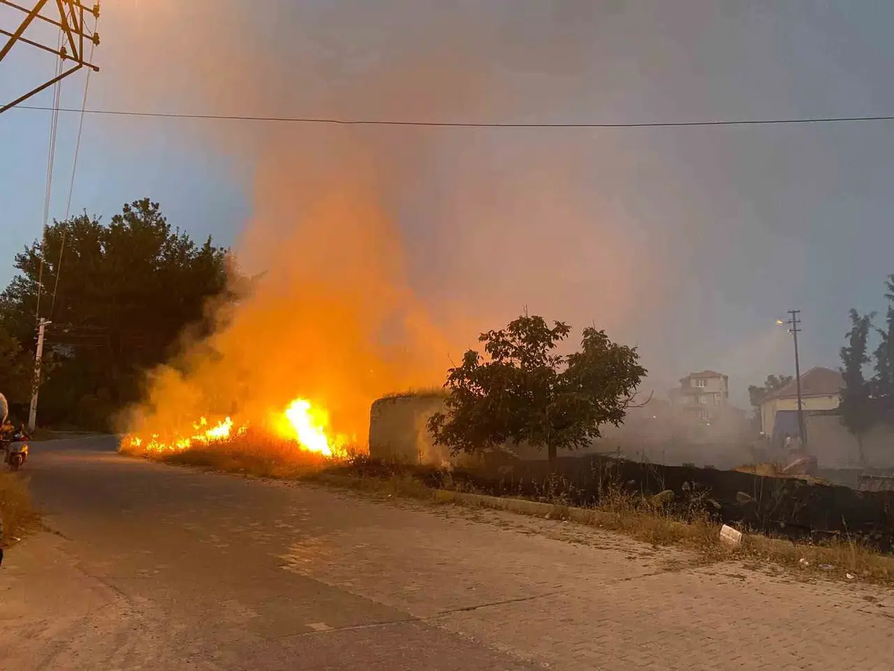 Çardak'ta geceyi aydınlatan alevler korkuttu: Evlere sıçramadan söndürüldü