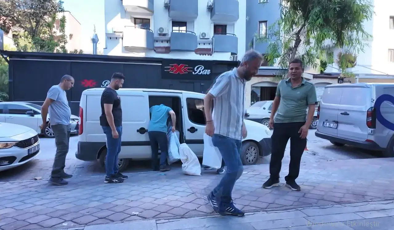 Kuşadası'ndaki rüşvet operasyonunda Tezcan ailesinin ofisine baskın