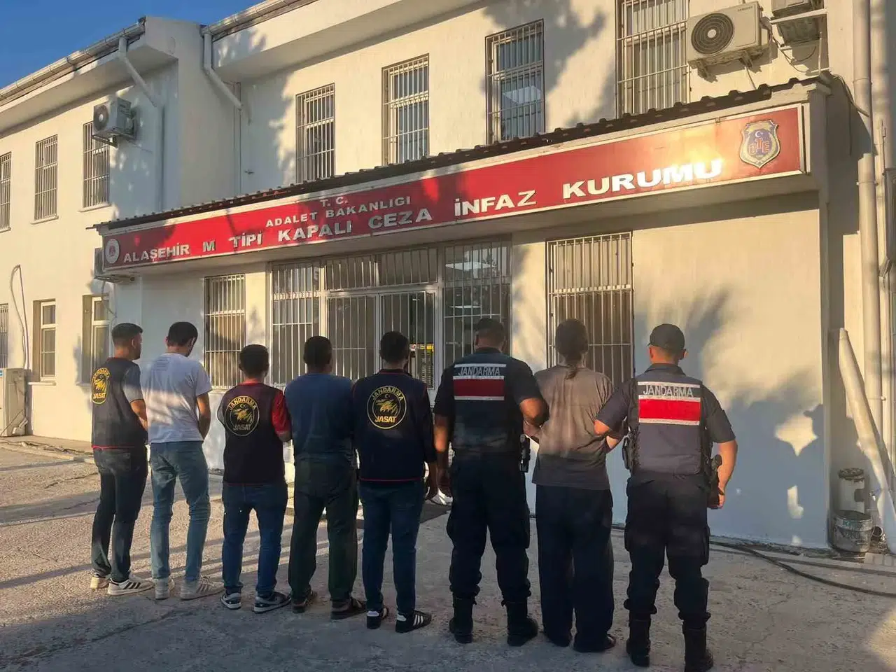 Alaşehir’de Uyuşturucuya Geçit Yok: 21 Adrese Eş Zamanlı Baskın, 4 Tutuklama