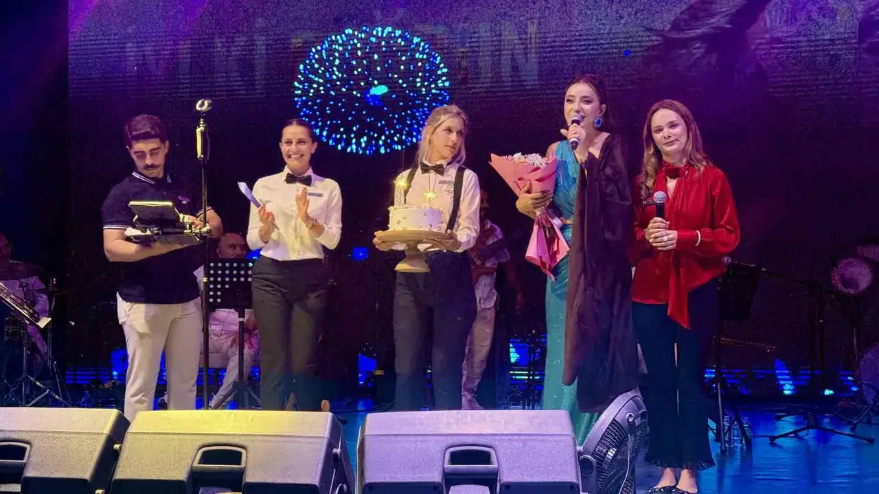 Bodrum gecelerinde Öykü Gürman rüzgarı: Sahnede duygusal anlar ve sürpriz kutlama