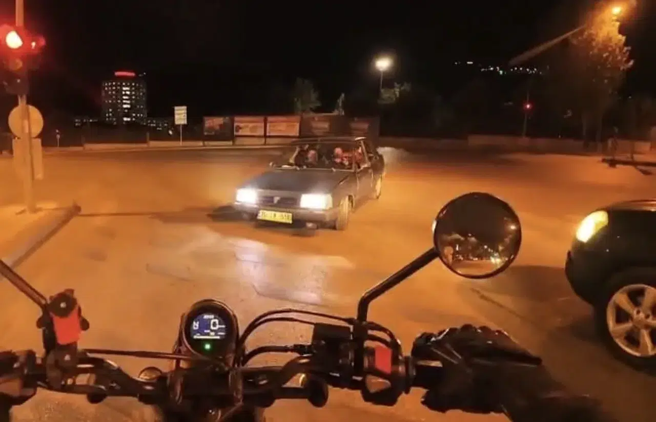 Denizli'de Ters Şerit Dehşeti: Sürücü, Kask Kamerasına Yakalandı