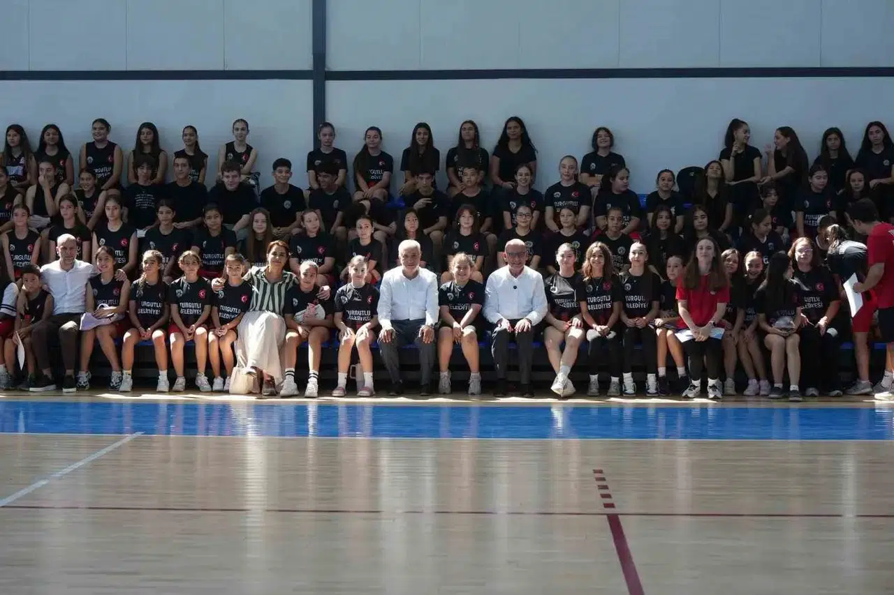 Turgutlu’da Yaz Tatili Beceriye Dönüştü: 2 Bin Çocuk Sahneye ve Sahaya Çıktı
