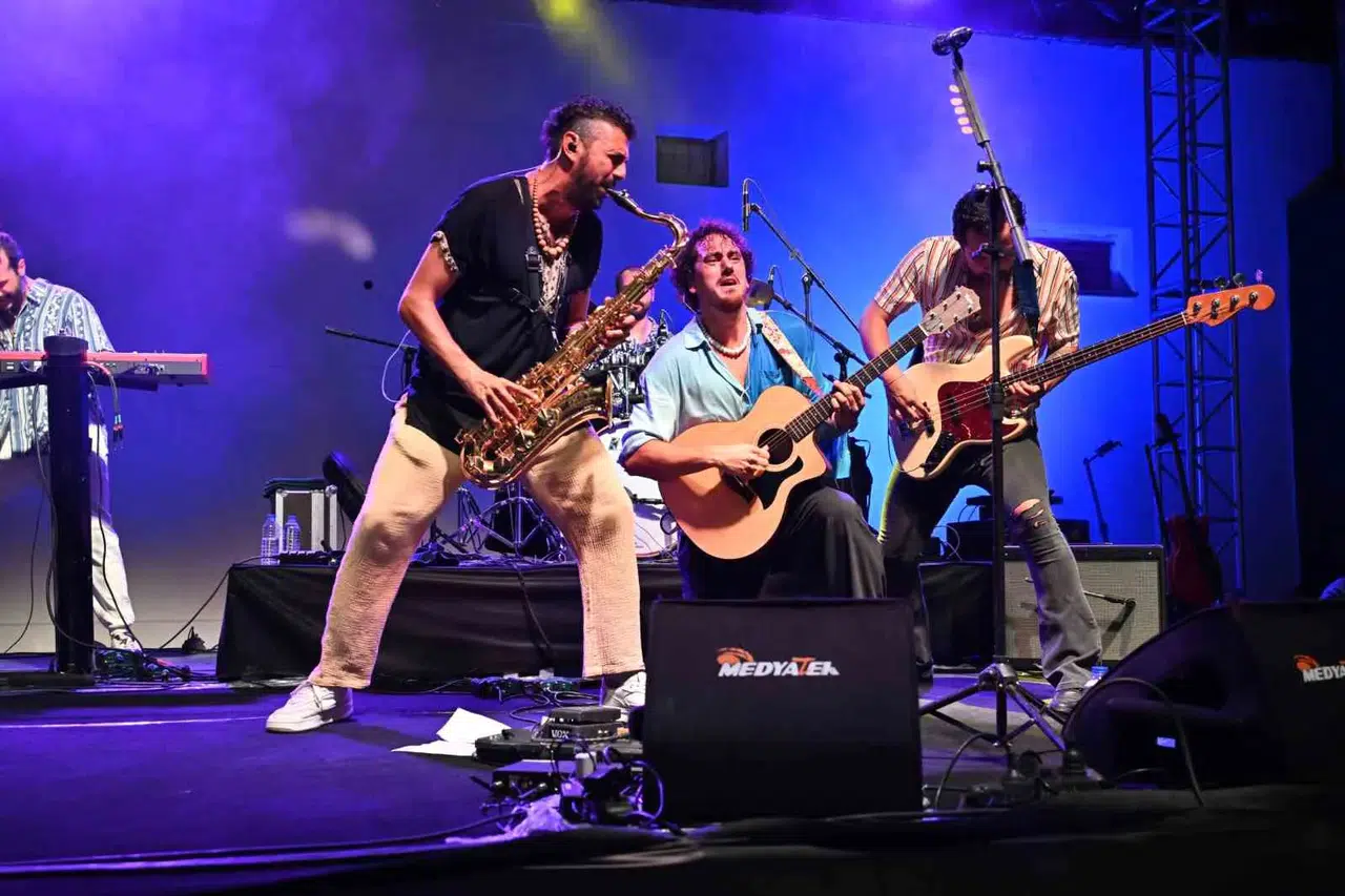 Tarihi Yeni Han’da Akustik Bir Gece: Evrencan Gündüz Manisalılarla Buluştu