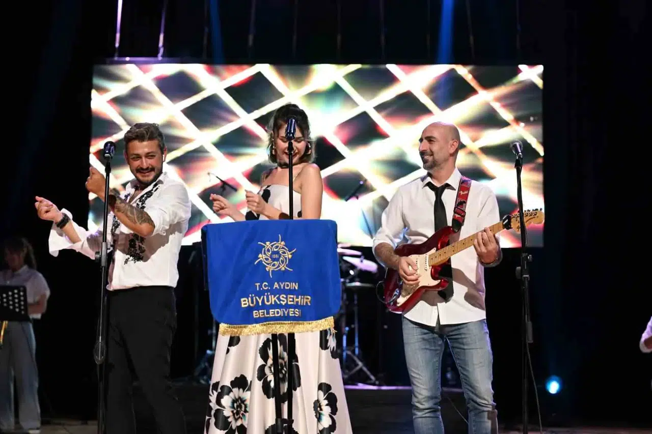 Didim’de nostalji rüzgarı: Geçmişin izleri sahnede yeniden hayat buldu