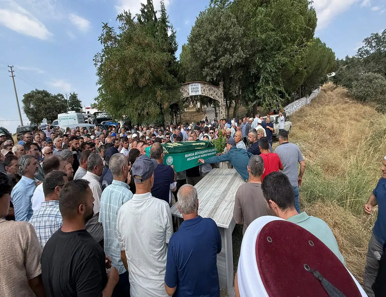 Kula’da yürek yakan veda: 13 yaşındaki Fikri son yolculuğuna uğurlandı