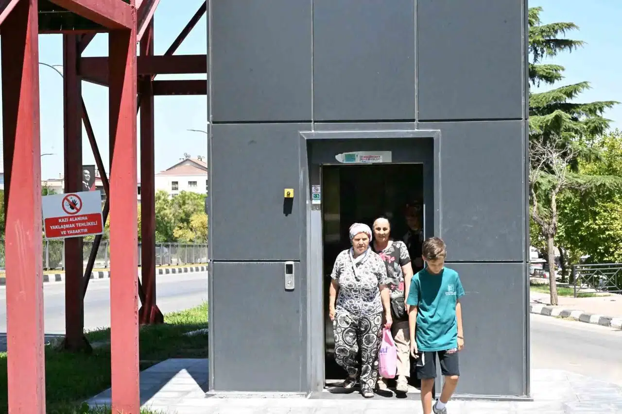 Kuşlubahçe’de asansörlü dönem: Üst geçit çilesi tarihe karıştı
