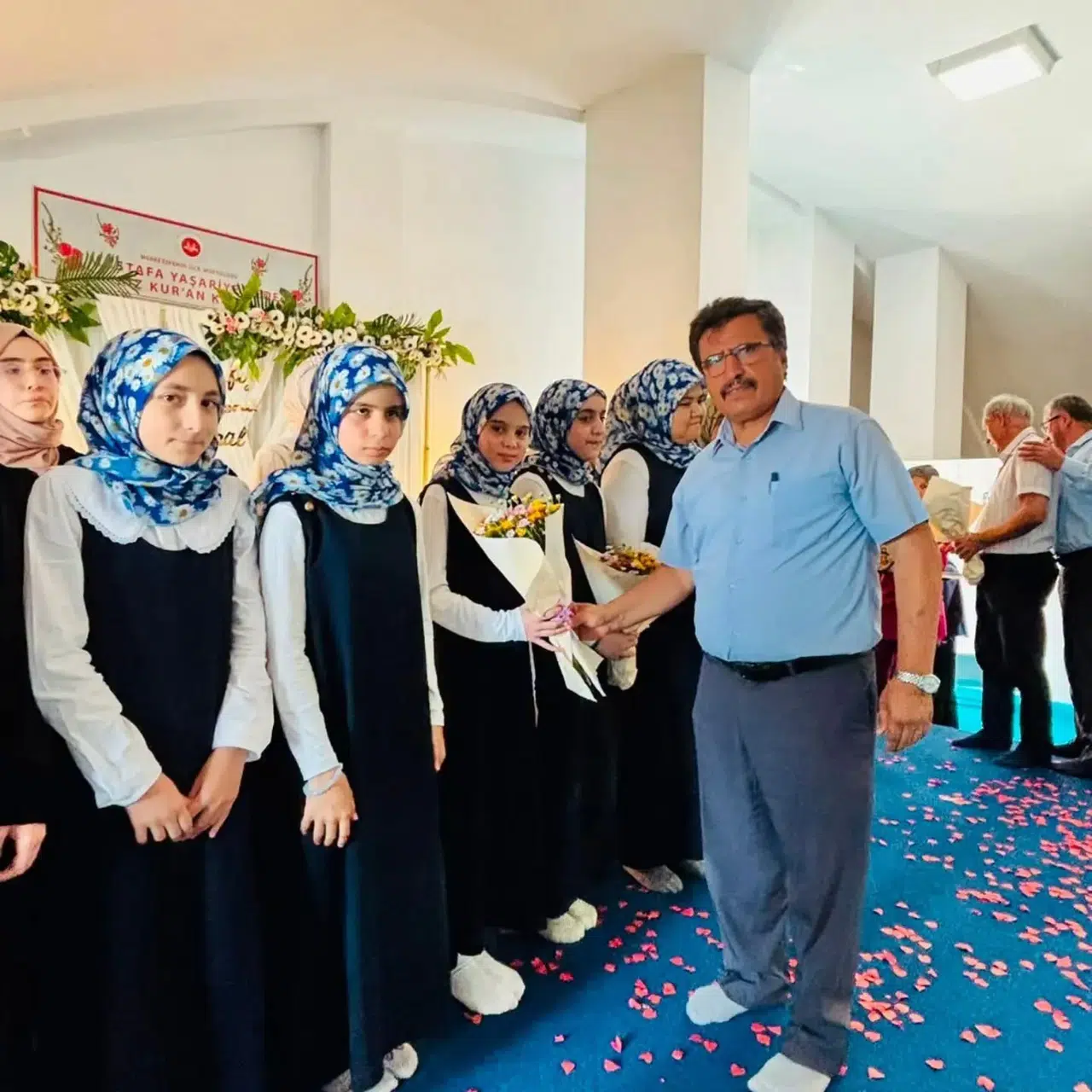 Küçük Hüsna’dan büyük başarı: Okul sırasına oturmadan hafız oldu