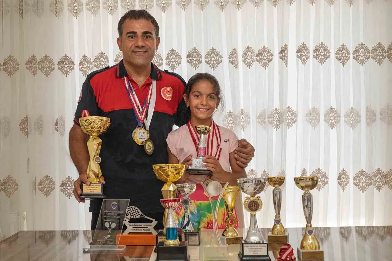 Yangınlardan kortlara uzanan fedakarlık: İtfaiyeci babanın şampiyon kızı
