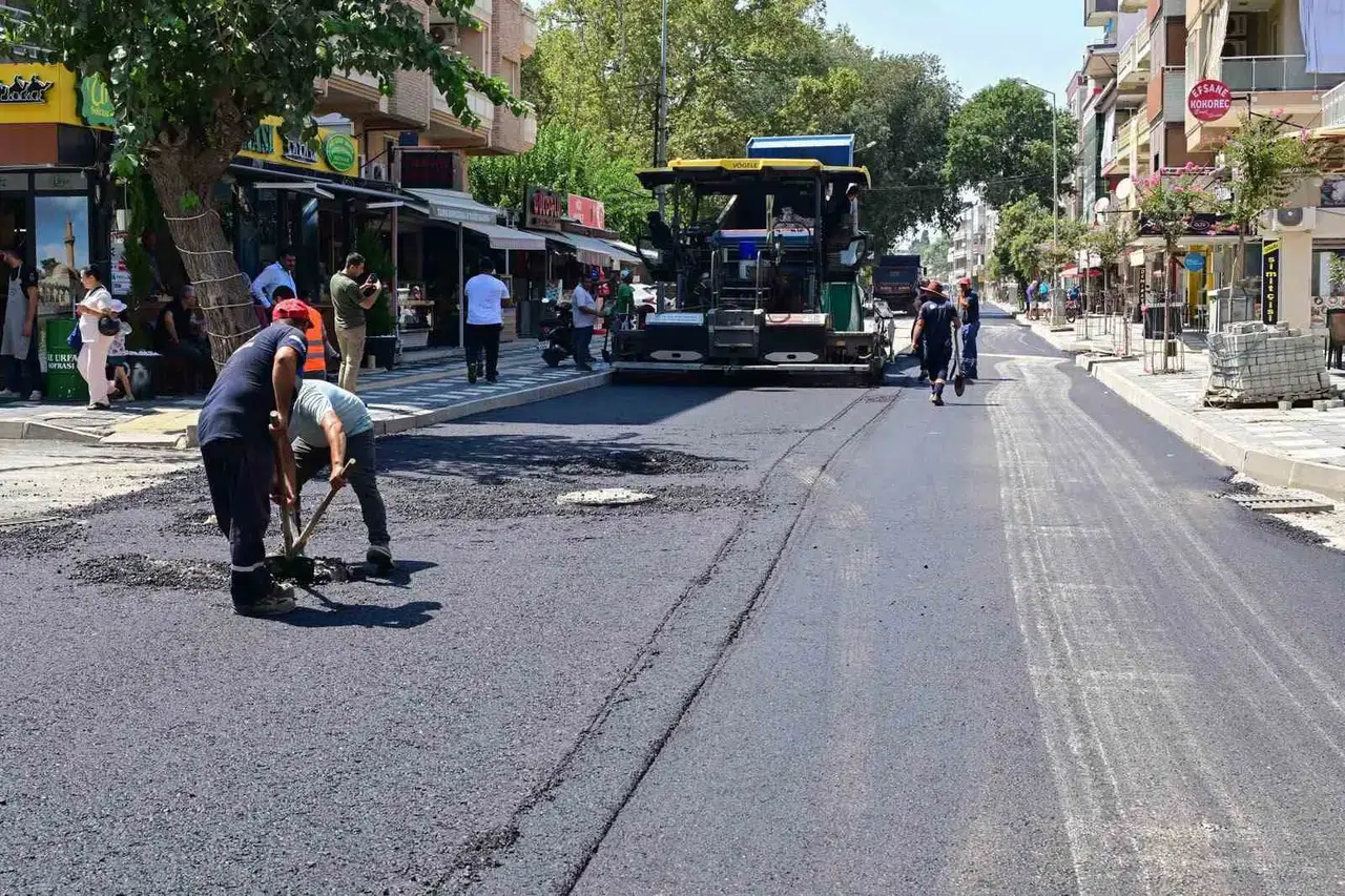 Salihli’nin çehresi değişiyor: Şüheda Caddesi’nde asfalt mesaisi