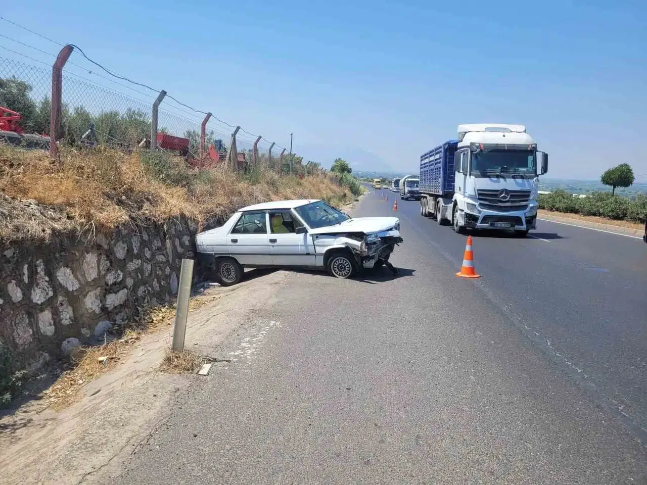 Manisa'da dehşet anları kamerada: Tırın sıkıştırdığı otomobil savruldu