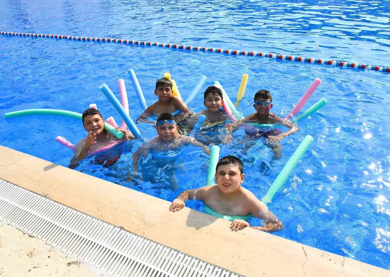 Yuntdağı’ndan Muradiye’ye uzanan serinlik: Minikler havuz keyfiyle moral depoladı