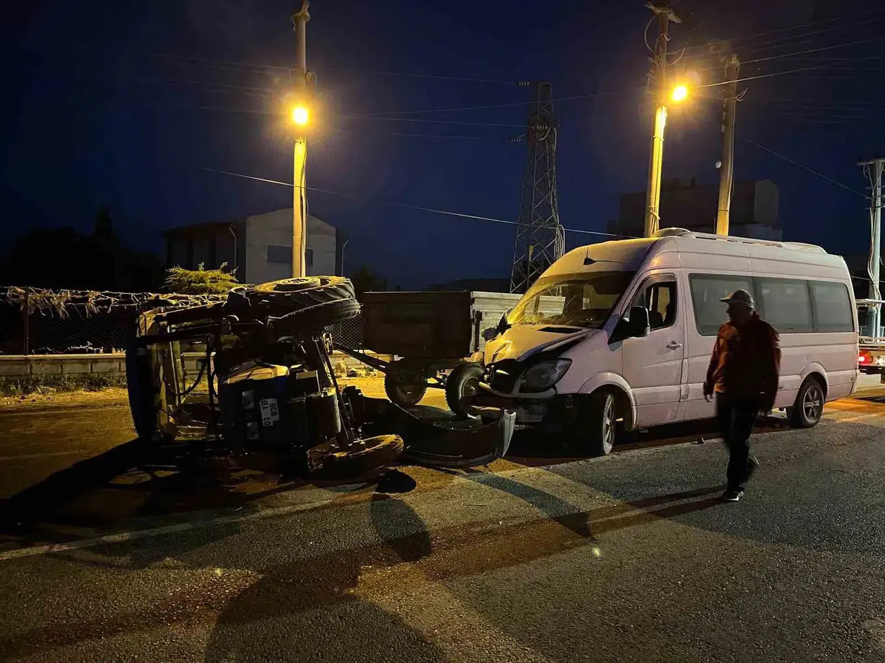 Şuhut yolunda korkutan kaza: Traktör ile minibüs çarpıştı