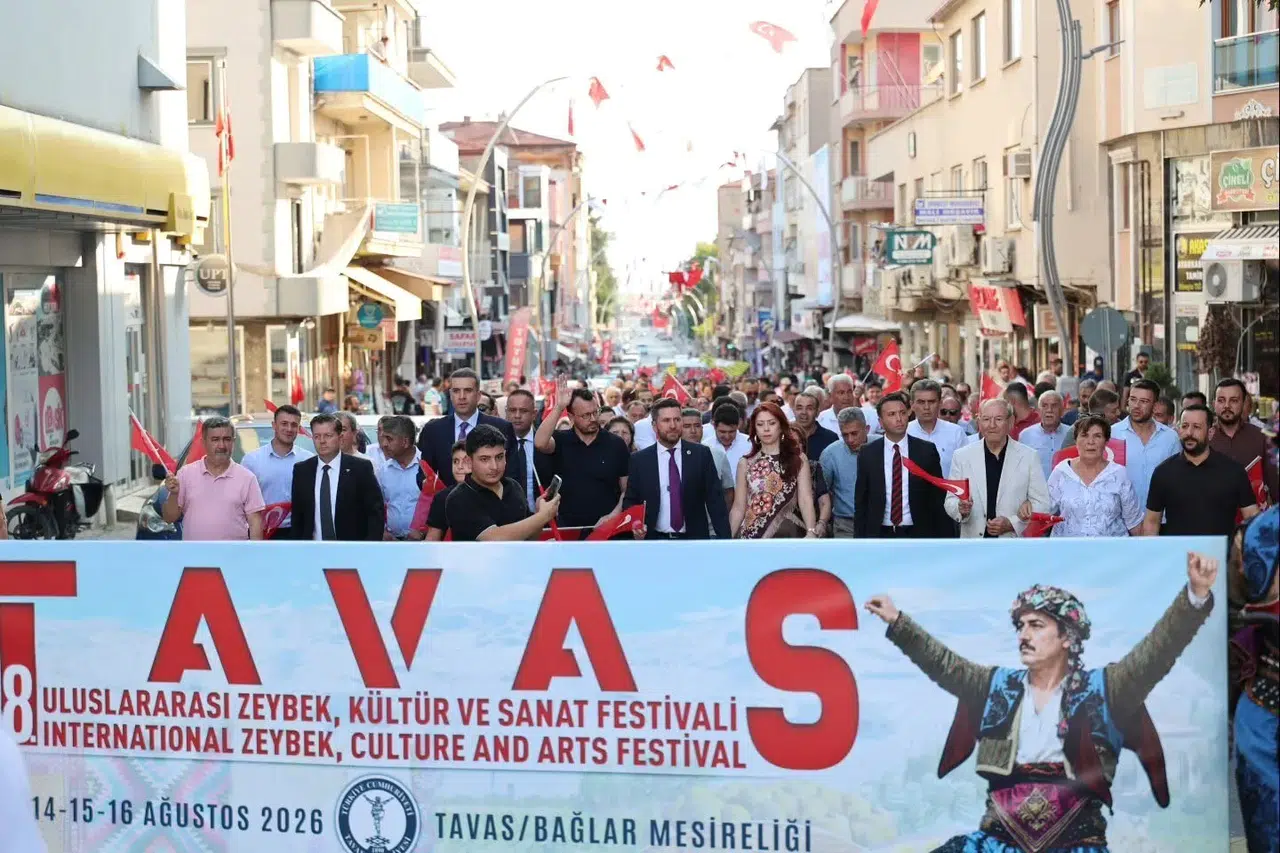 Tavas’ta zeybek rüzgarı esti: Festival coşkusu kortejle başladı