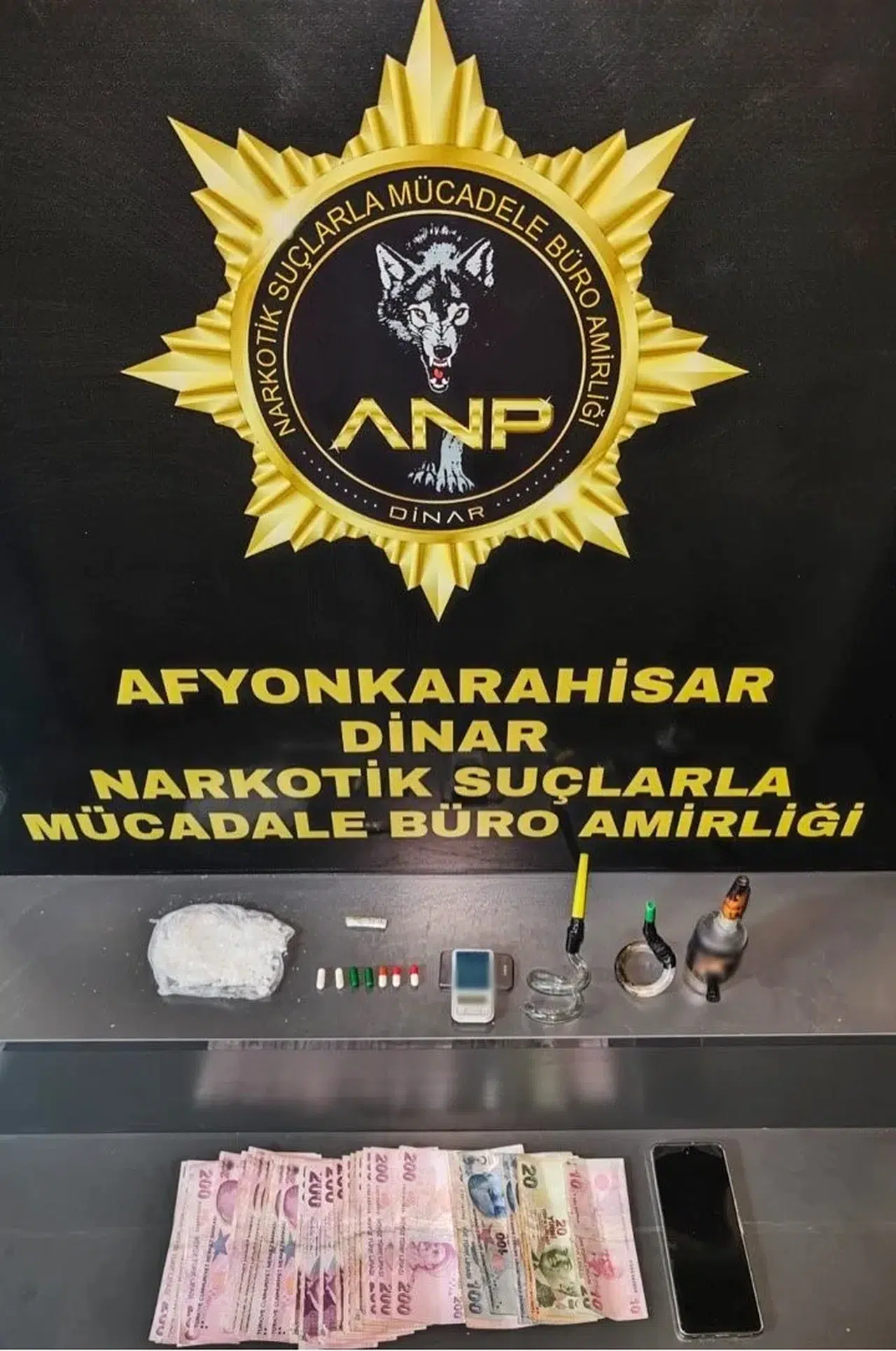 Afyonkarahisar'da zehir tacirine geçit yok: Otomobildeki zuladan servet çıktı