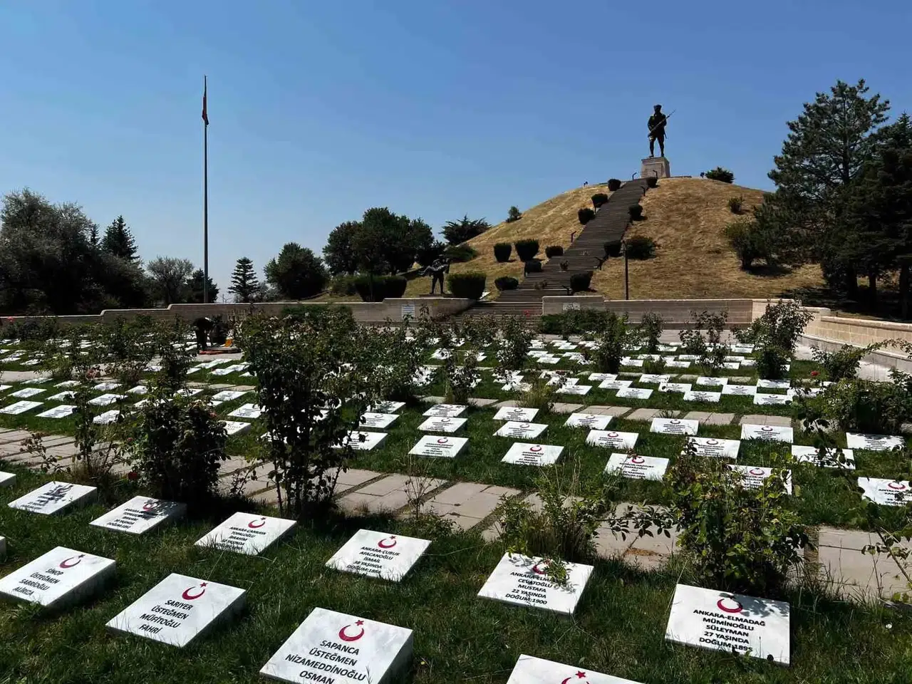 Genç ellerden vefalı dokunuş: 510 şehidin mezar taşına yeniden hayat verdiler