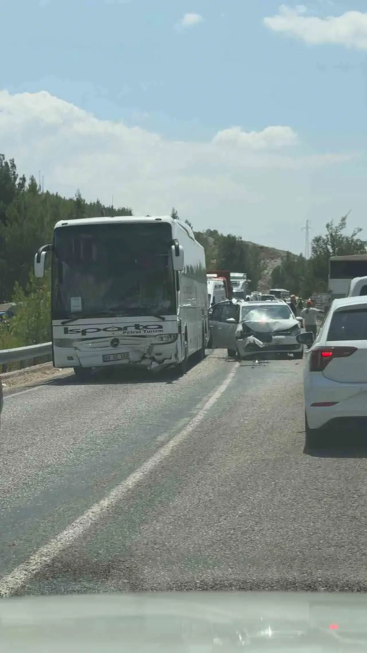 Seydikemer yolunda korkutan kaza: Otobüs ve ticari araç çarpıştı