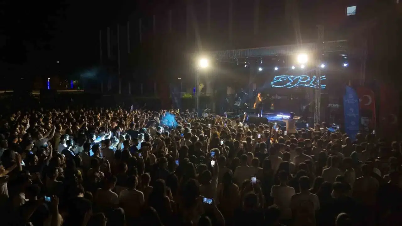 Aydın’da müzik rüzgarı: Eypio hayranlarını coşturdu