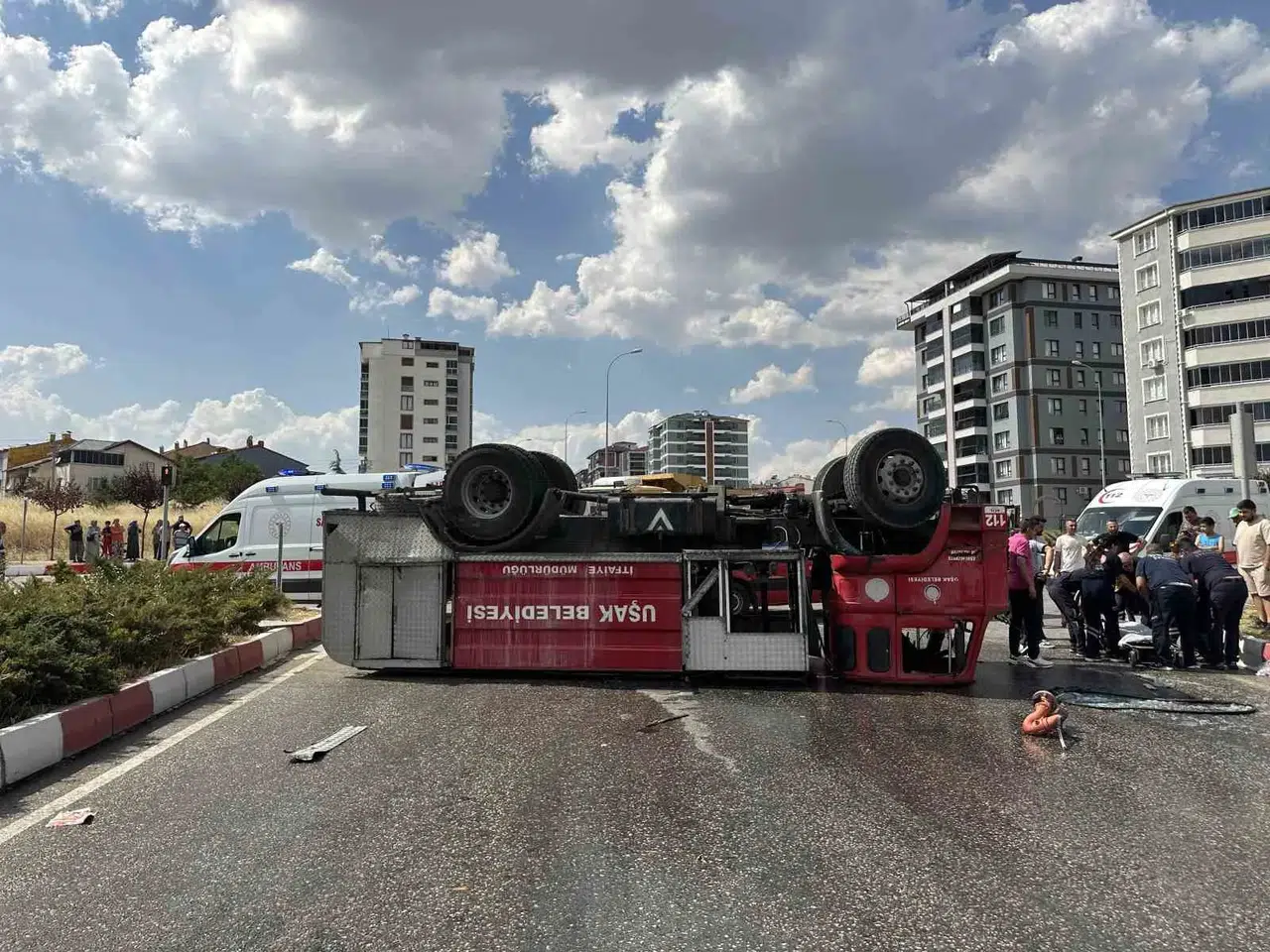 Uşak’ta görev yolunda kaza: İtfaiye aracı devrildi, iki personel hastanelik oldu