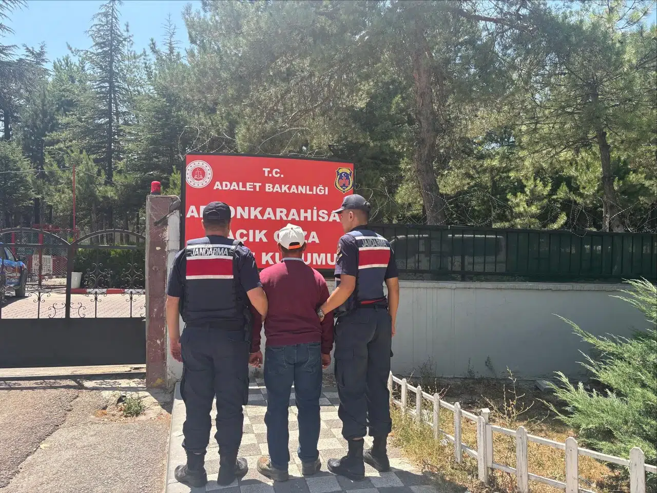 Afyonkarahisar jandarmasından suçlulara geçit yok: 27 gözaltı