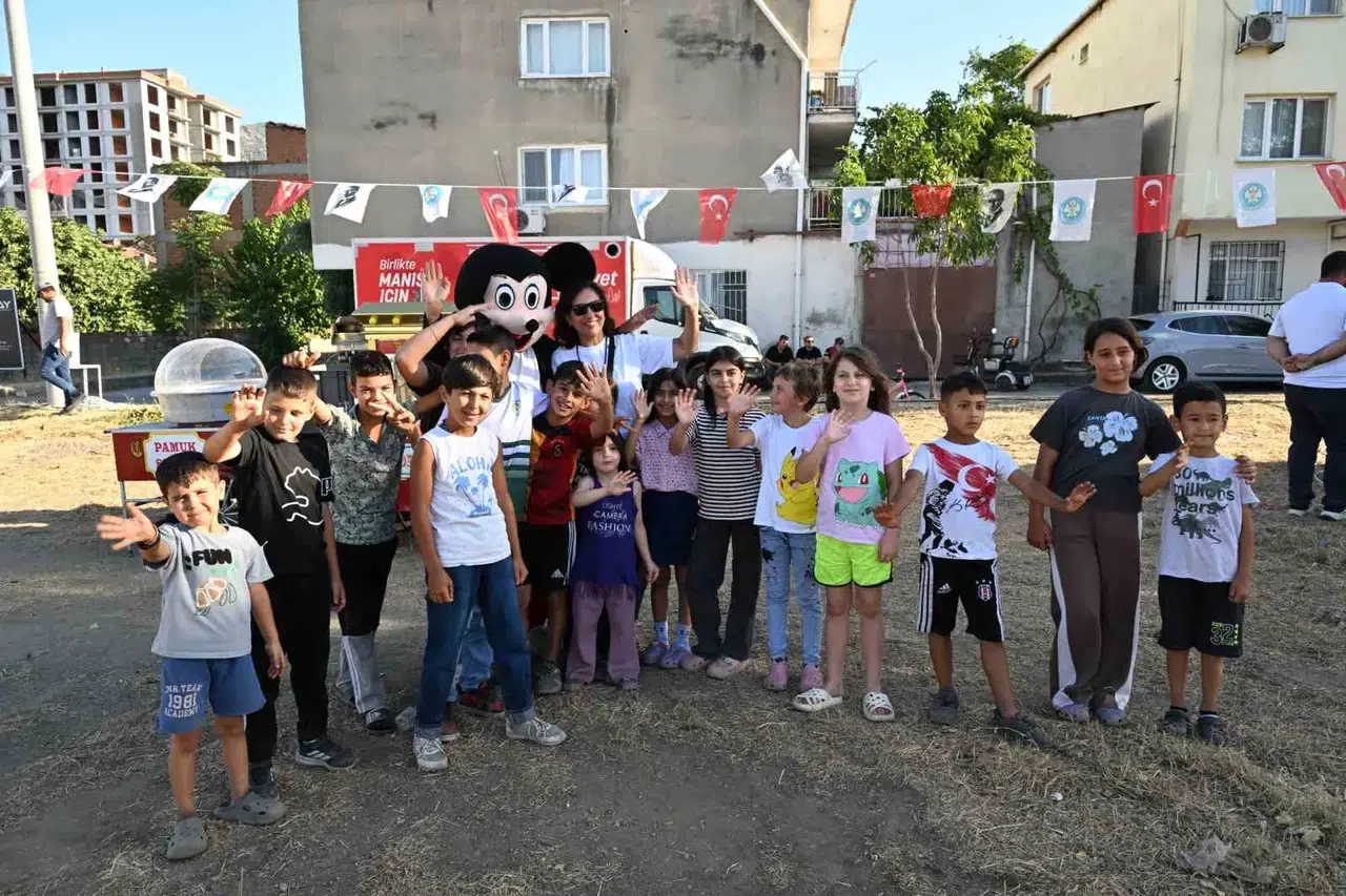 Manisa'da sokaklar şenlik alanına dönüştü: Komşuluk bağları yeniden güçleniyor