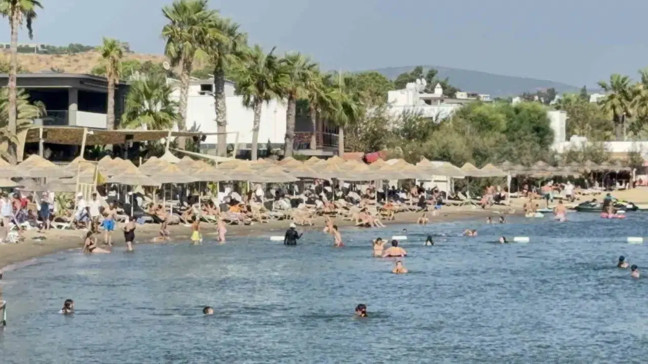 Bodrum’da kavurucu sıcak: Plajlar boşaldı, deniz doldu