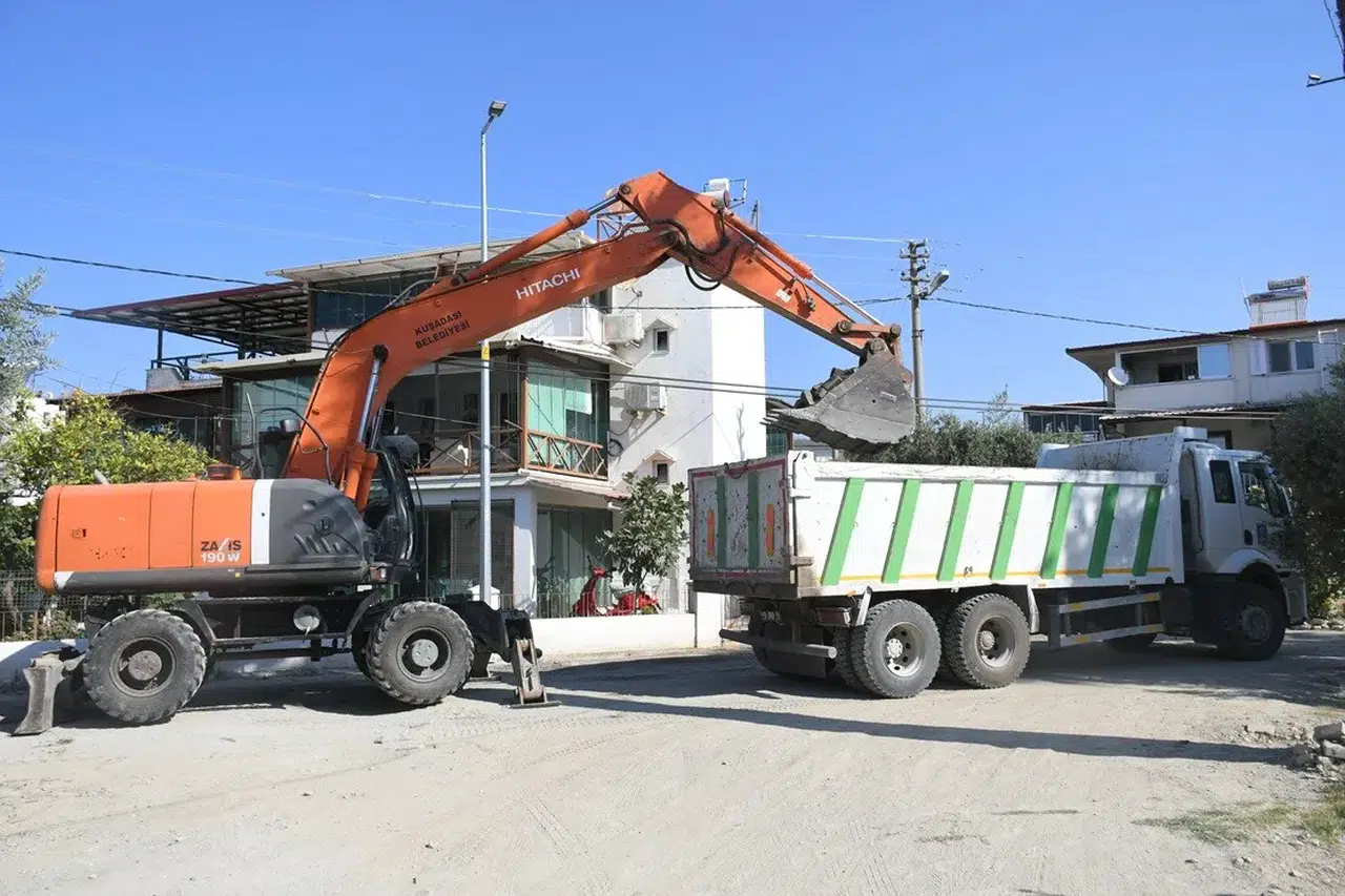 Kuşadası’nda Karaova’nın yeni çehresi: Atatürk Bulvarı’nda 12 bin metrekarelik kilit parke dönemi