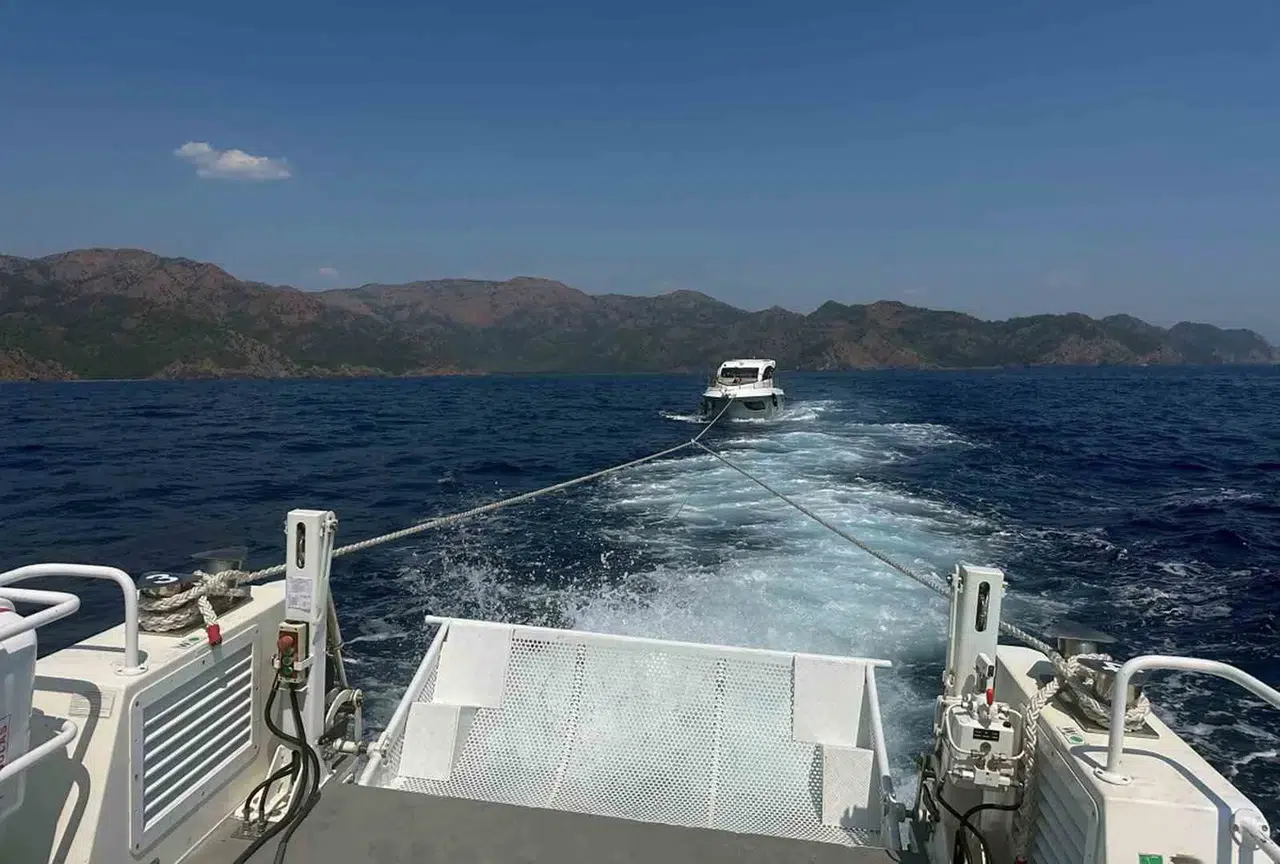 Marmaris’te Makine Arızası Alarmı: Sürüklenen Yattaki 7 Kişi Denizden Kurtarıldı