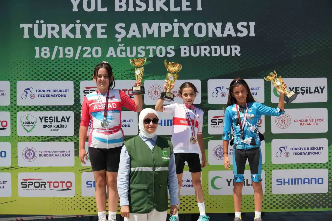 Akhisar’ın pedal şampiyonları Burdur’dan madalyalarla döndü