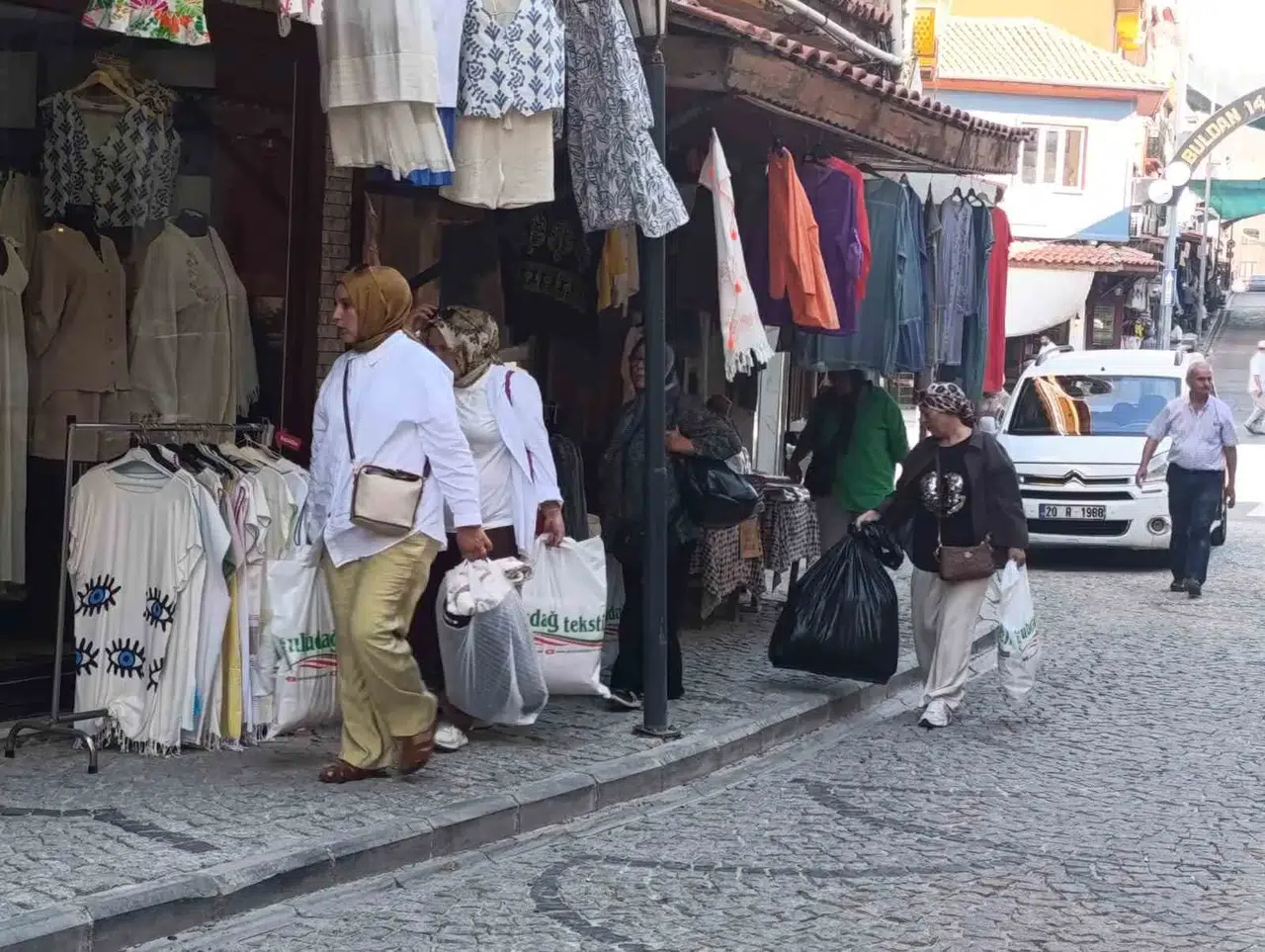 ** Buldan’a gelen turlar esnafın yüzünü güldürdü: Tarihi sokaklar kadınlarla doldu taştı