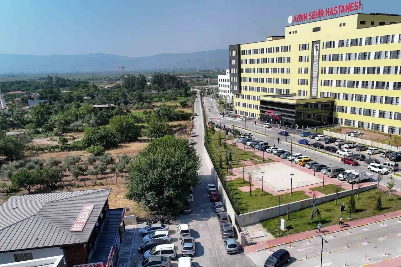 Efeler'de ulaşım seferberliği: Binlerce metrekarelik alan yenilendi