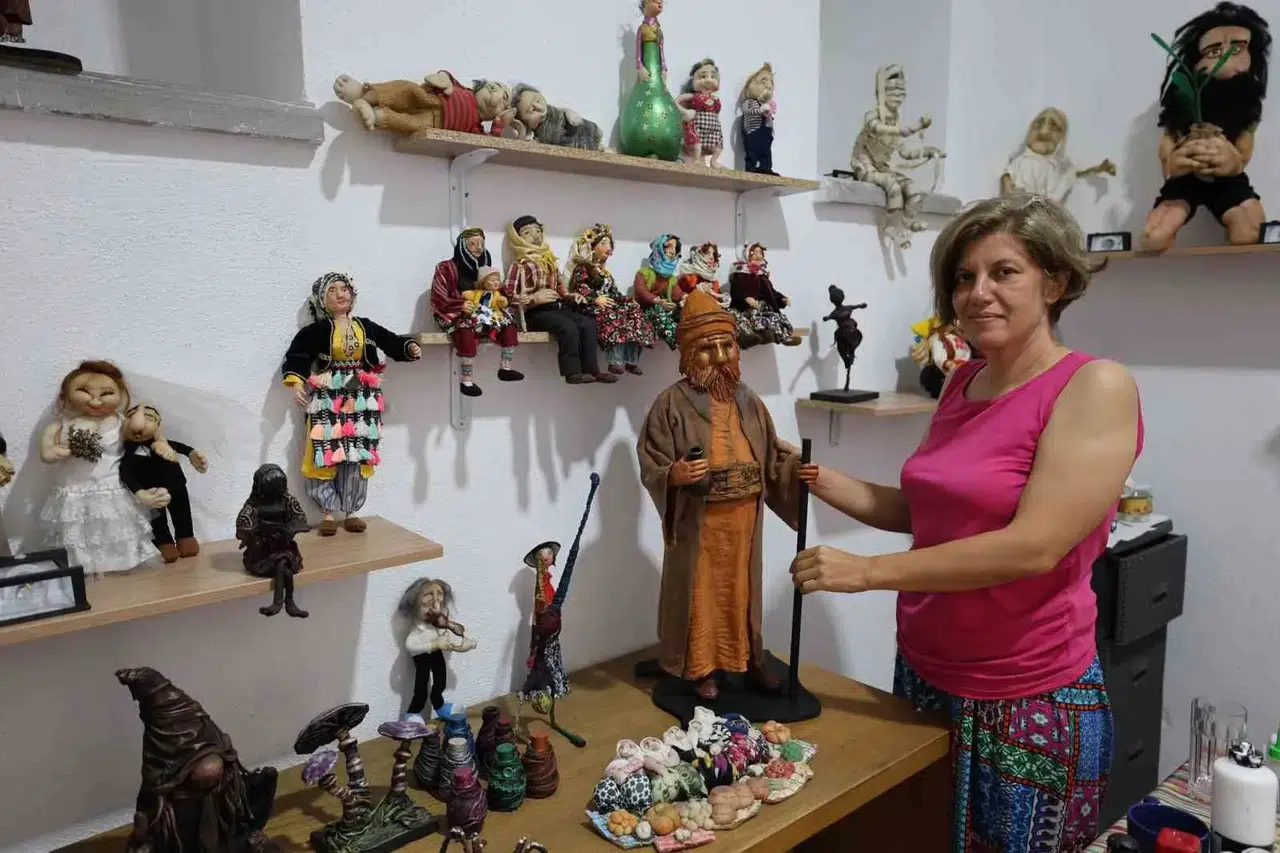 Kimya laboratuvarından sanat atölyesine: Emekli mühendis geleneksel bebeklere hayat veriyor