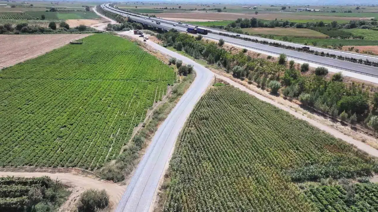 Turgutlu ile Saruhanlı Arasında Çiftçinin Yıllardır Beklediği Ham Toprak Yol Asfalta Kavuşuyor
