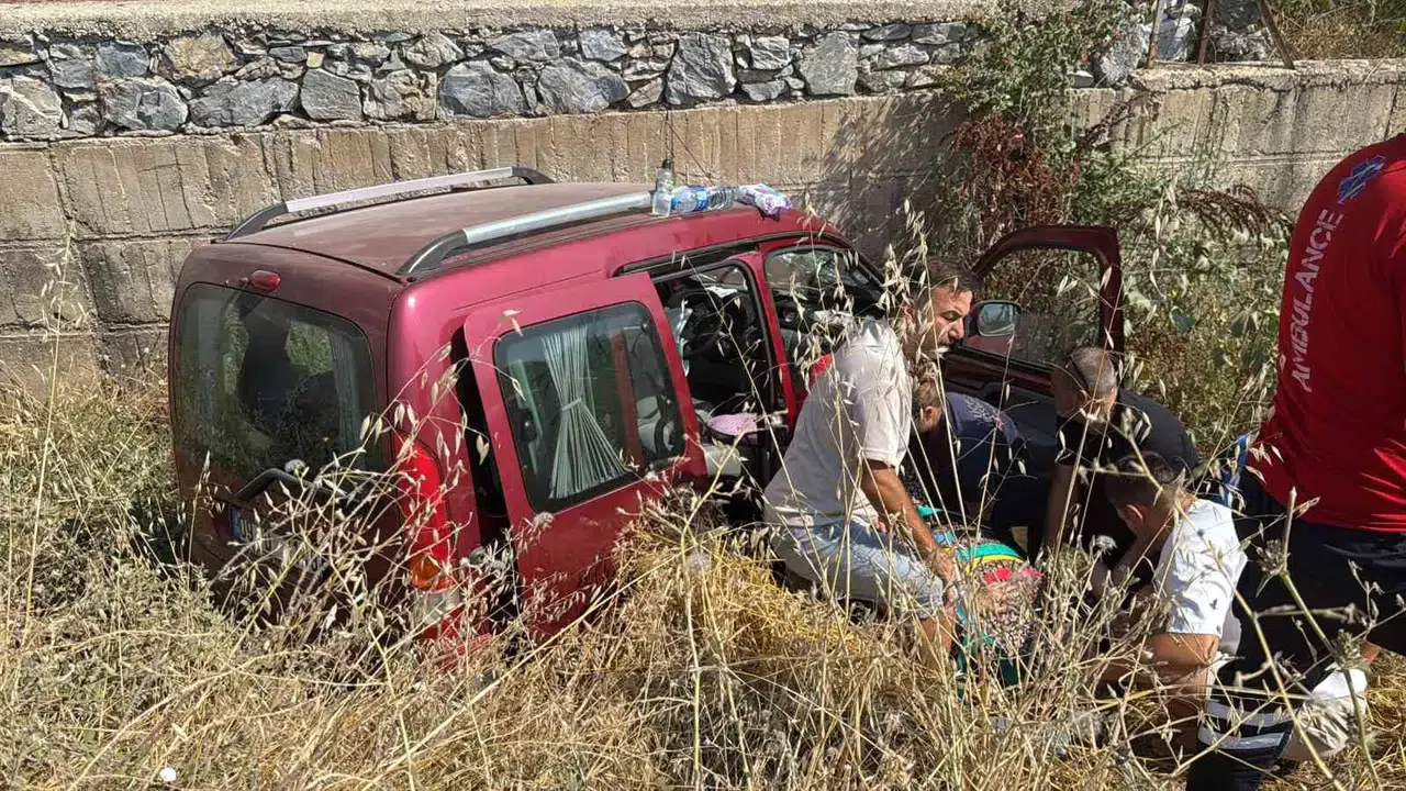 Menteşe’de korkutan kaza: Direksiyon hakimiyetini kaybedince dereye uçtu