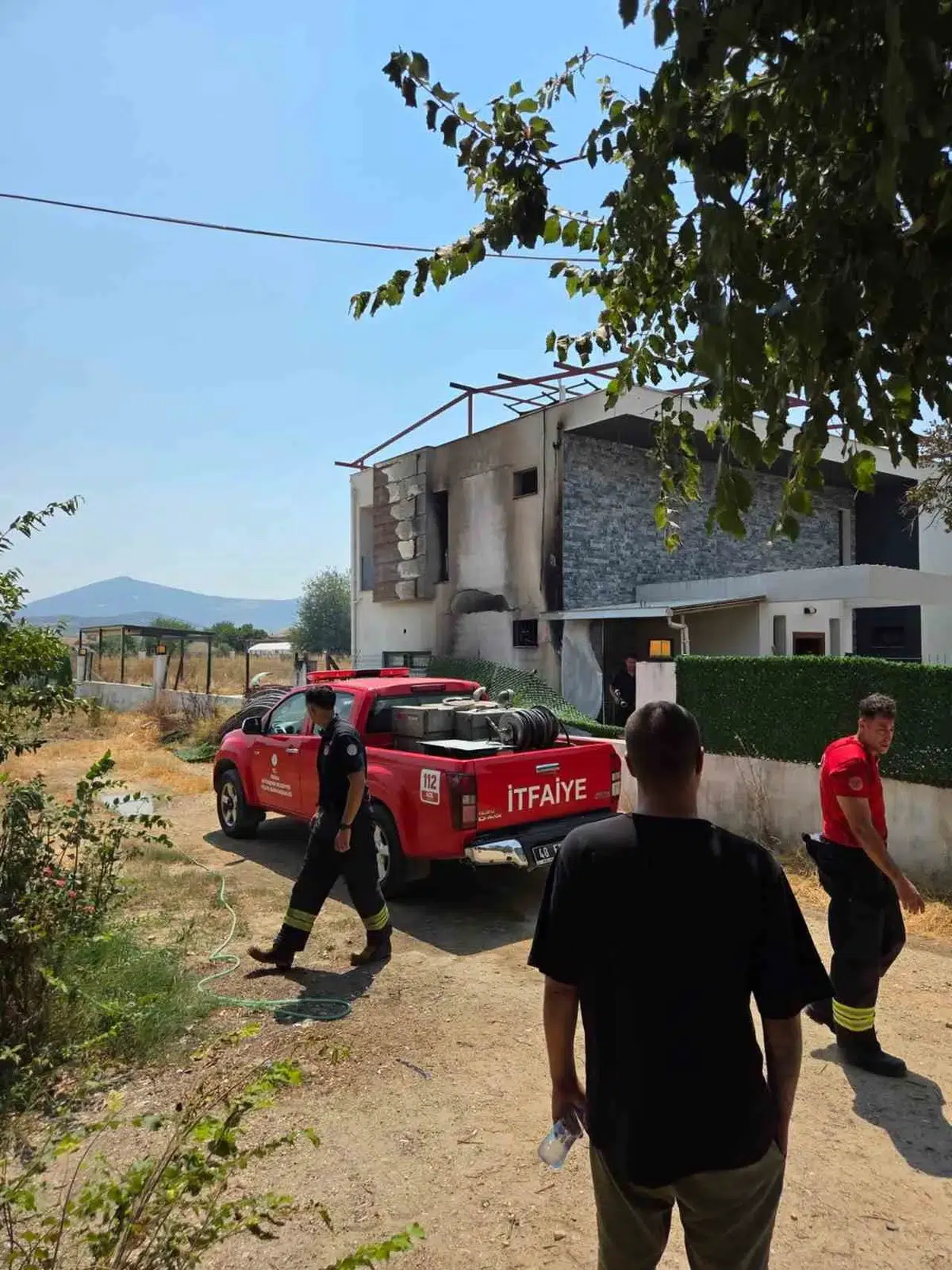 Milas'ta korkutan yangın: Ekipler alevlerin eve sıçramasını son anda önledi