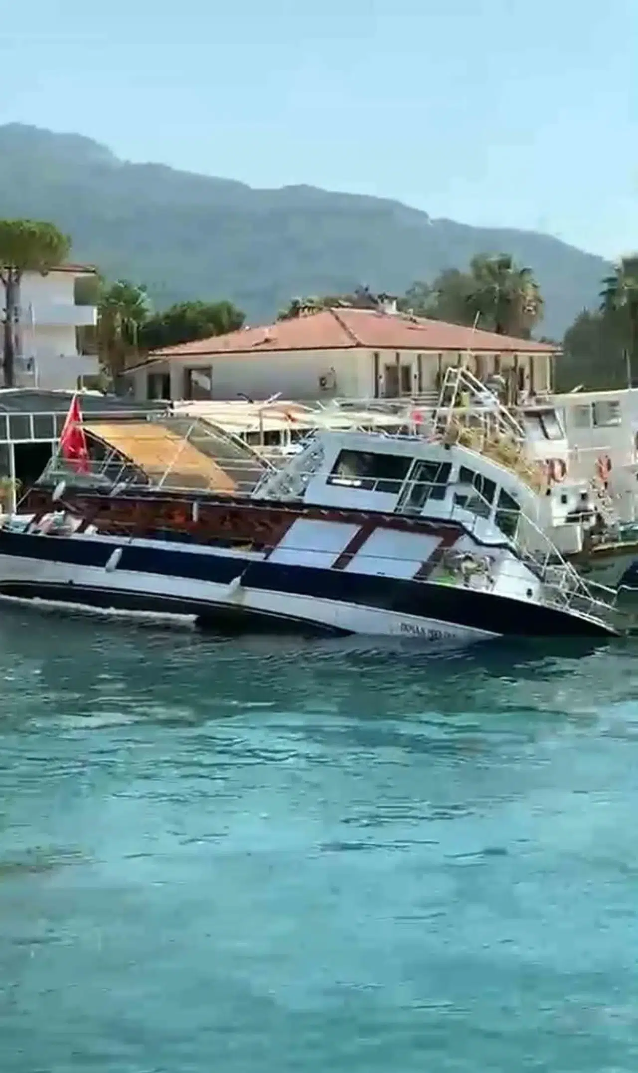 Akyaka'da Gece Yarısı Tehlike: Bağlı Olduğu İskele Önünde Su Alan Tekne Alabora Oldu